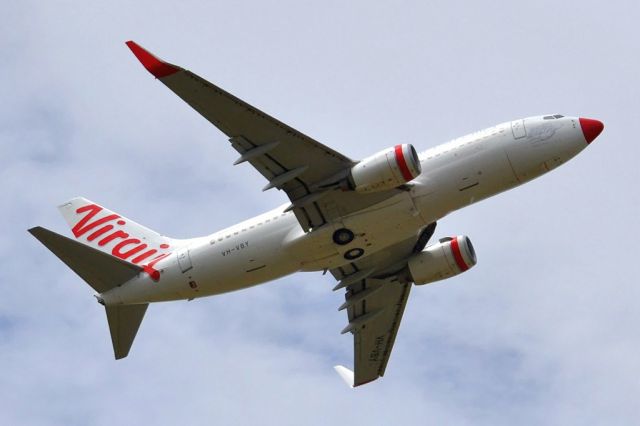 Boeing 737-700 (VH-VBY) - Whoops! Somebody must have attached the wrong-coloured nose cone. Friday 5th October 2012.