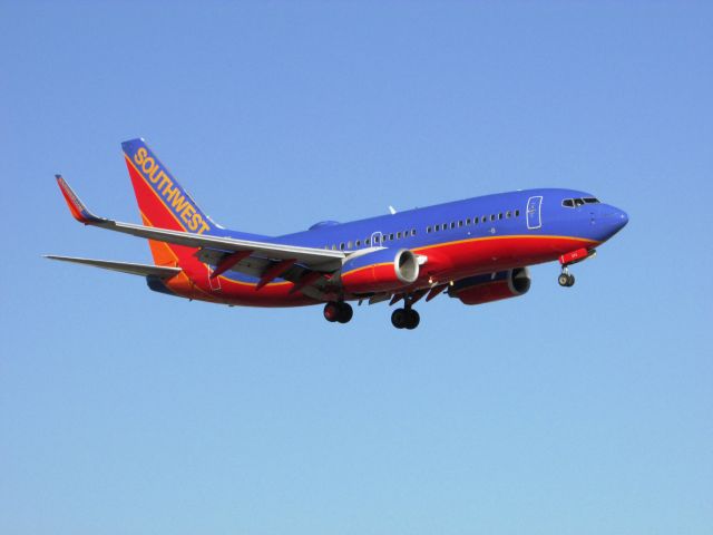 Boeing 737-700 (N272WN) - Landing RWY 20R