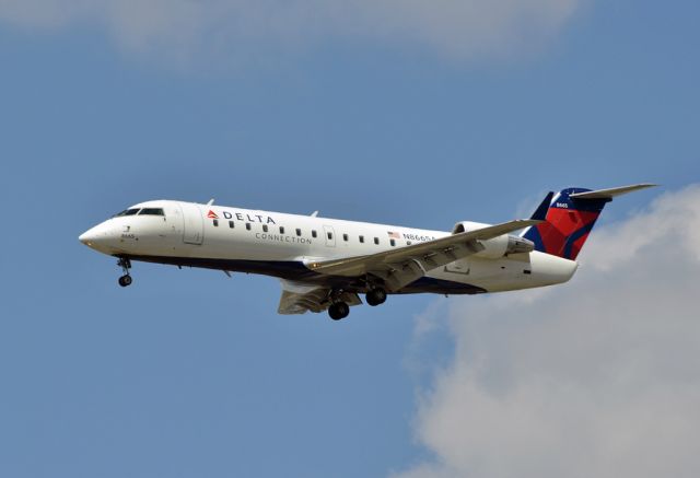 Canadair Regional Jet CRJ-200 (N8665A)