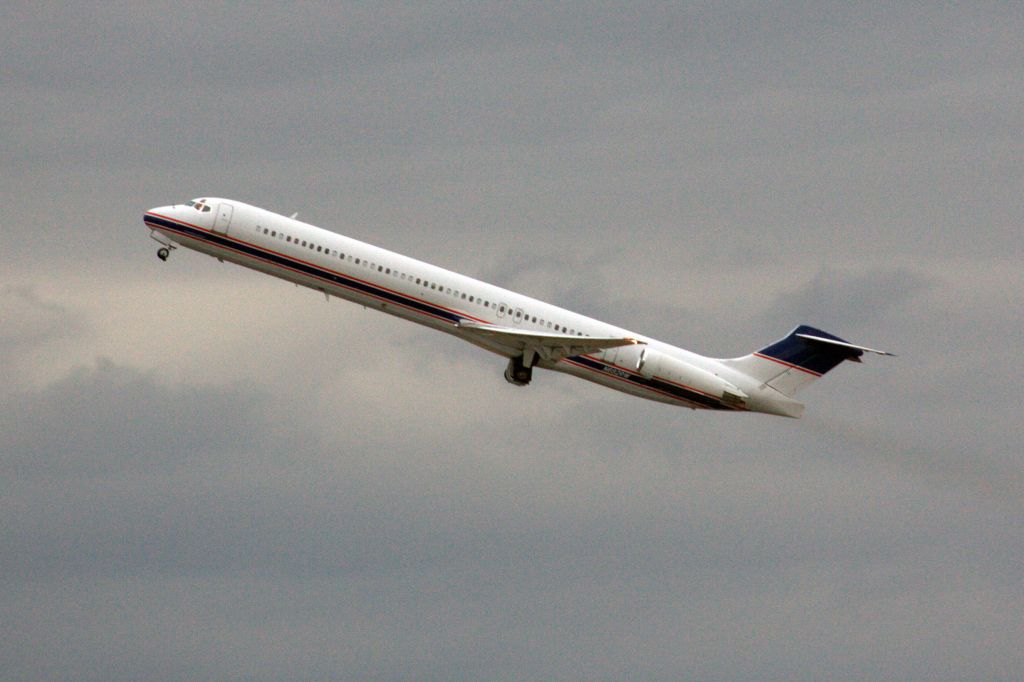 McDonnell Douglas MD-81 (N682RW) - Detroit Red Wings departing BOS after playing the Bruins. 