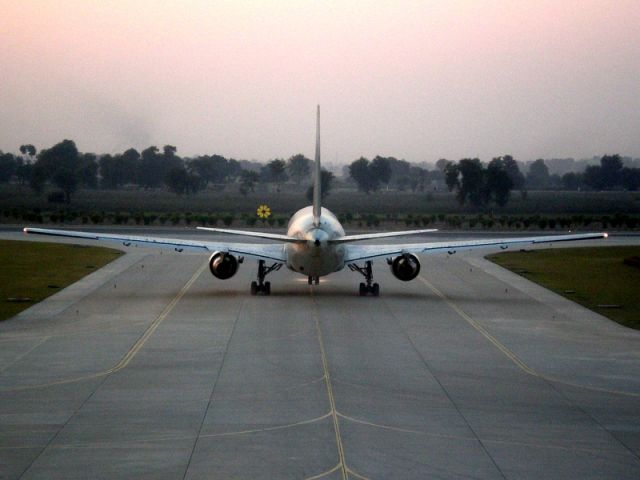 BOEING 767-200 (JY-JAG)