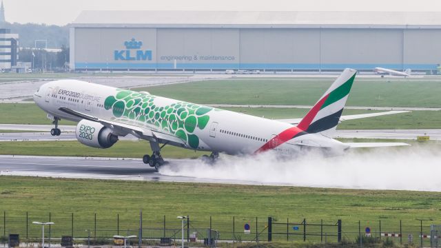BOEING 777-300ER (A6-EPF)