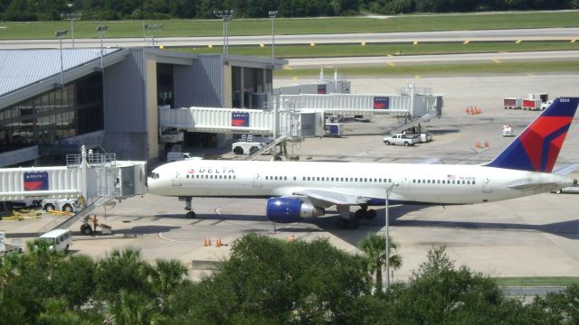 McDonnell Douglas MD-88 (N534US) - Arriving at the gate in Tampa