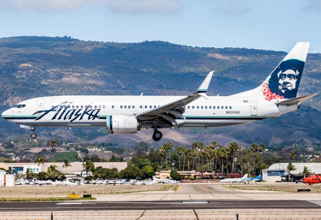 Boeing 737-800 (N537AS) - One of the rare lei liveries landing on 25