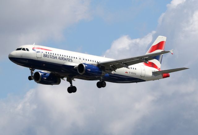 Airbus A320 (G-EUYC)