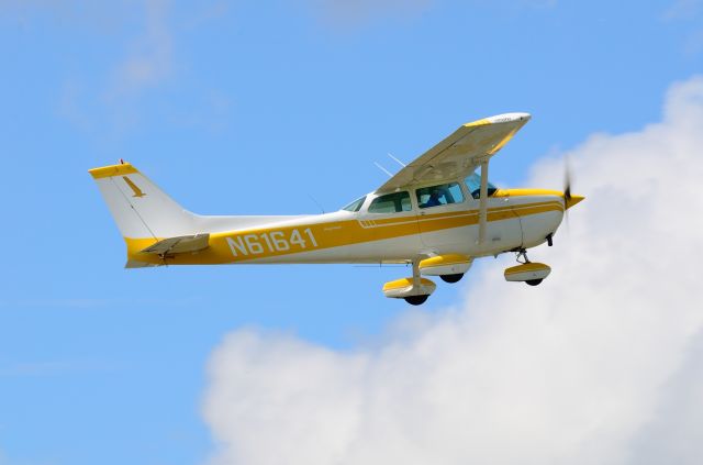 Cessna Skyhawk (N61641) - Departing KBTP