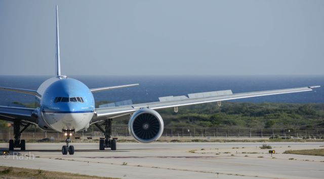 BOEING 777-300ER (PH-BVI) - Arriving from BON(TNCB)as KLM779