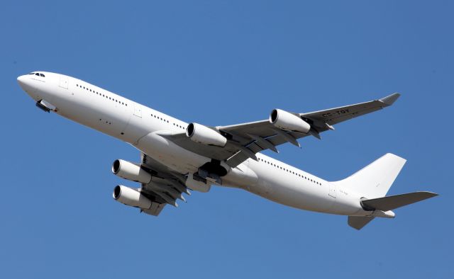 Airbus A340-300 (CS-TQY) - Dec 2013 Departing 34L For Brisbane