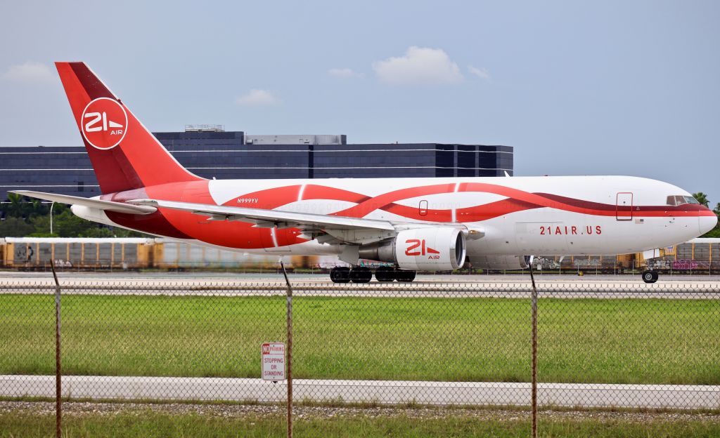 BOEING 767-200 (N999YV)