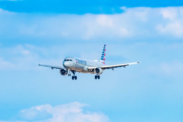 Airbus A321 (N192UW) - An American Airlines A321 landing at PHX on 2/28/23. Taken with a Canon R7 and Canon EF 100-400 L ii lens.