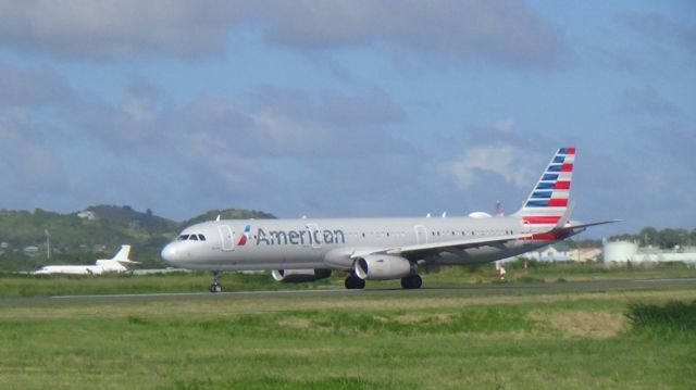 Airbus A321 (N990AU)