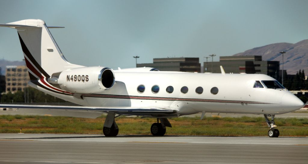 Canadair Challenger (N490QS) - Taxiing for take off from 30L