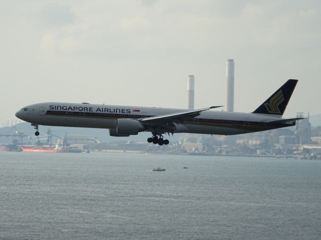 BOEING 777-300ER (9V-SNA)