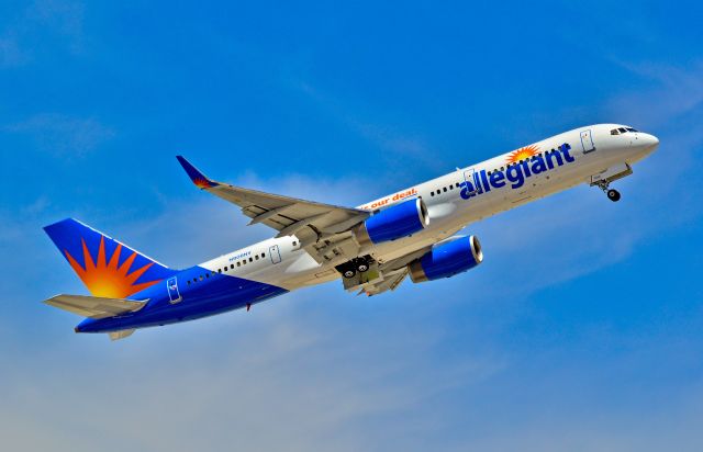 Boeing 757-200 (N906NV) - N906NV Allegiant Air Boeing 757-204 (cn 27236/600)  Las Vegas - McCarran International (LAS / KLAS) USA - Nevada, July 18, 2012 Photo: Tomás Del Coro