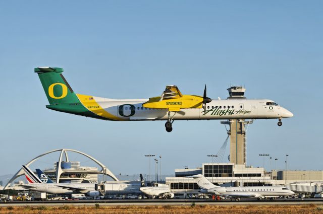 de Havilland Dash 8-400 (N407QX) - A Horizon Air operated De Havilland Canada DHC-8-402Q Dash 8 in special "University of Oregon - Ducks" livery about to touch down at the Los Angeles International Airport, LAX, in Westchester, Los Angeles, California (Please notify me if airline is not correct)