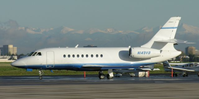 Dassault Falcon 2000 (N149VB) - Photo credit: Greg Goebel.  Public domain.