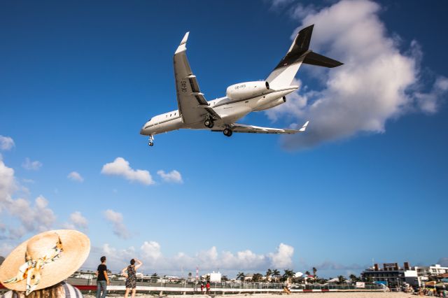 Bombardier Global 5000 (OE-IXG) -  OE-IXG Bombardier BD-700-1A11 Global 5000 flying over the beach for landing.