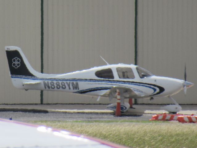 Cirrus SR-22 (N888YM)