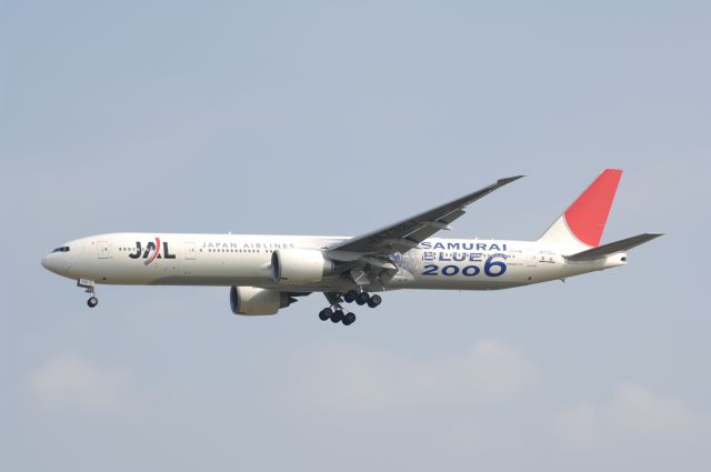 BOEING 777-300 (JA732J) - Final Approach to Narita Intl Airport R/W34L on 2006/11/3 Samurai Blue 2006 Title