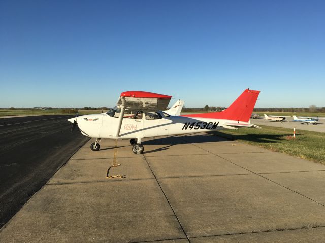 Cessna Skyhawk (N453CM) - Red tail, in honor of the Tuskegee Airmen.