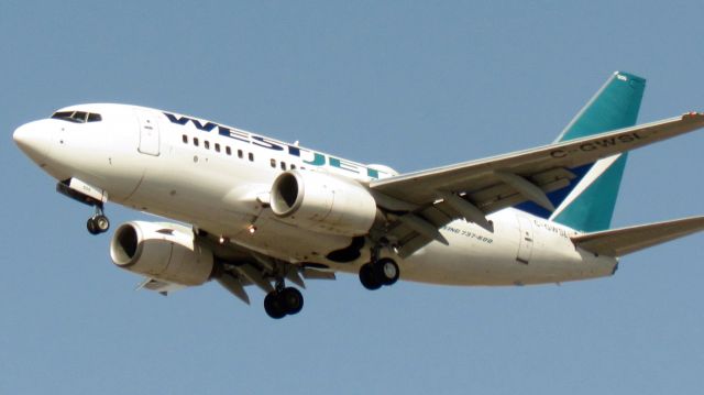 Boeing 737-700 (C-GWSL)