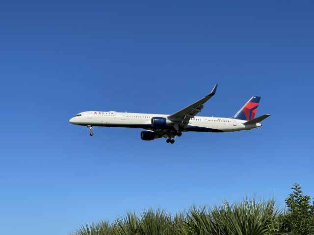 Boeing 757-200 (N586NW) - At 18R runway