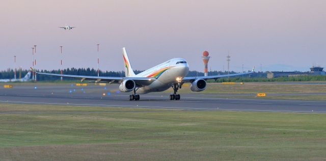 Airbus A330-200 (B-8951)