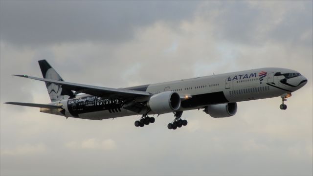 BOEING 777-300ER (PT-MUA) - A Latam B777-300ER Reg#PT-MUA"Adorned in"Star Wars"Livery"Arriving from Sao Paulo(GRU/SBGR)"On A wet Miami afternoon!