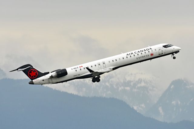 Canadair Regional Jet CRJ-900 (C-GDJZ)