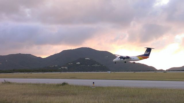 de Havilland Dash 8-300 (V2-LFU) - ON FINAL APPROACH RWY-25