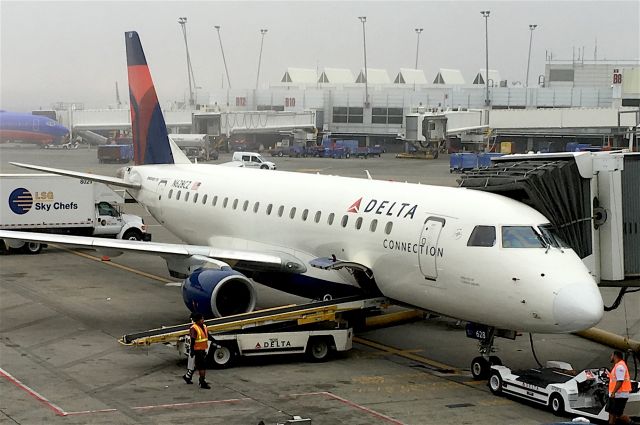 Embraer 170/175 (N628CZ)