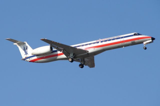 Embraer ERJ-145 (N822HK) - AA Connection arriving from STL.