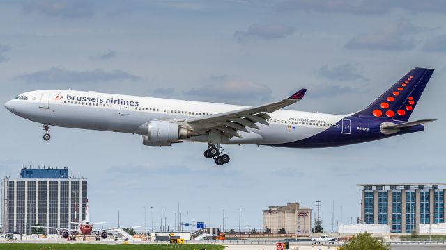 Airbus A330-300 (OO-SFN)