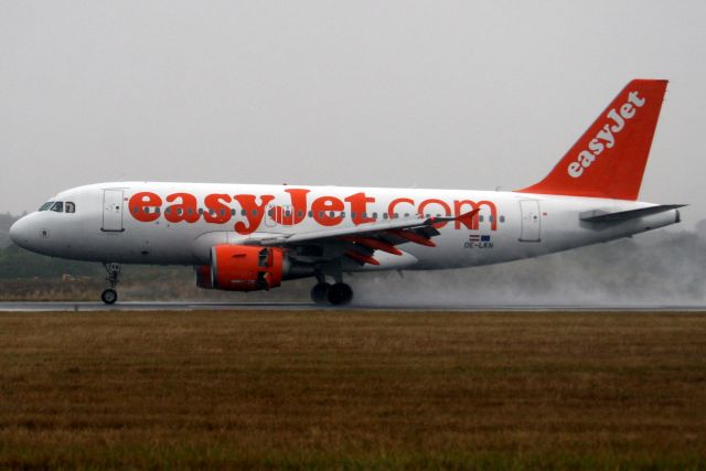 Airbus A319 (OE-LKN) - Landing on rwy 26 on 10-Aug-18 operating flight EZY2264 from LEBL.