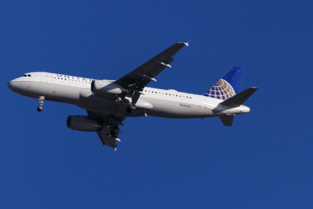 Airbus A320 (N445UA)