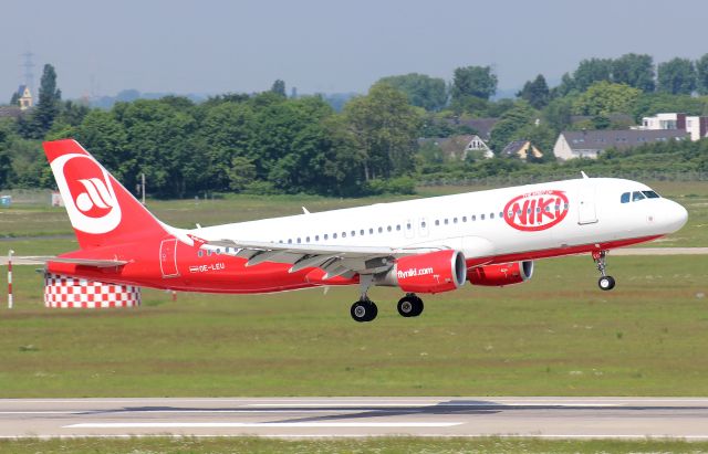 de Havilland Dash 8-400 (OE-LEU)