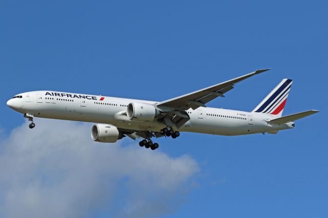 BOEING 777-300 (F-GSQA)