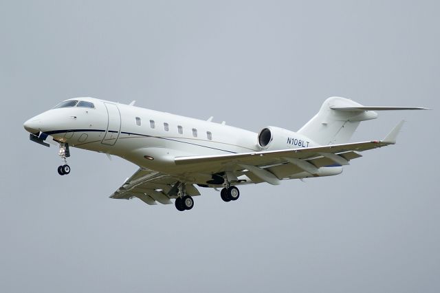 Bombardier Challenger 300 (N108LT) - 12R approach