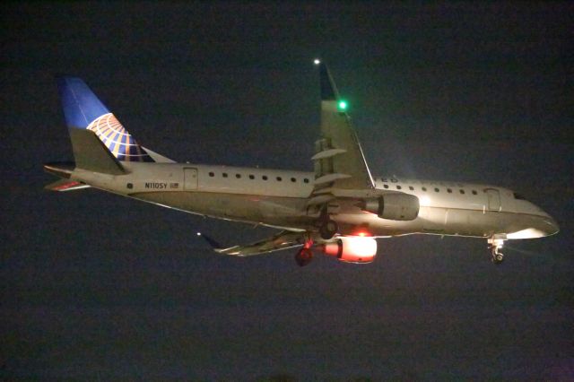 EMBRAER 175 (long wing) (N110SY)