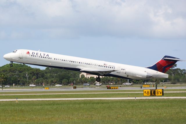 McDonnell Douglas MD-88 (N923DL) - Delta Flight 2298 (N923DL) departs Sarasota-Bradenton International Airport enroute to Hartsfield-Jackson Atlanta International Airport