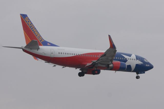 BOEING 737-300 (N352SW) - Southwest 729 arriving from LAS on 4L at LIT.