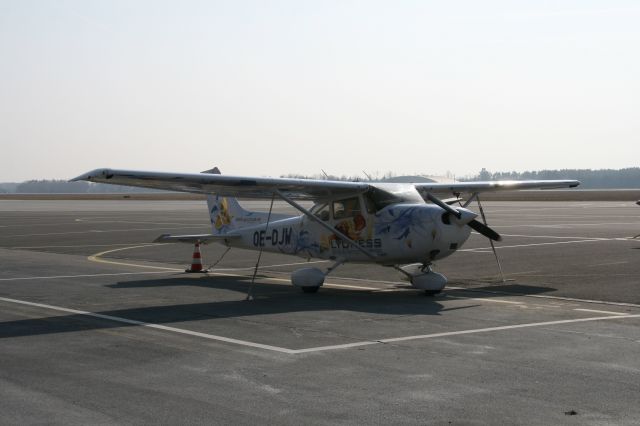 Cessna Skyhawk (OE-DJW) - Cessna 172 R Skyhawk II  -  Graz - LOWG  -  11.03.2011