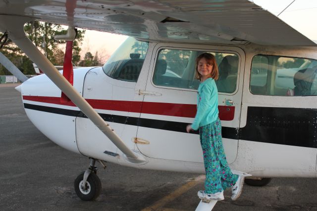 Cessna Skyhawk (N733AZ) - Sara took a hamburger-run for her sixth birthday.