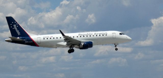 Embraer 175 (N401YX) - On final is this 2013 Republic Airways Embraer 175LR in the Spring of 2021.