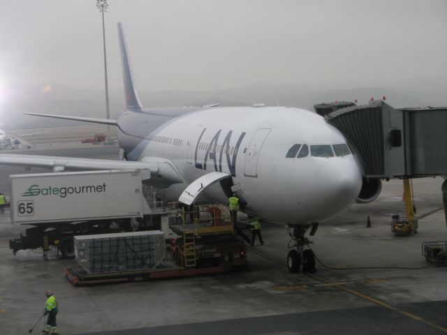 Airbus A340-300 — - Foto tomada 10/12/2011