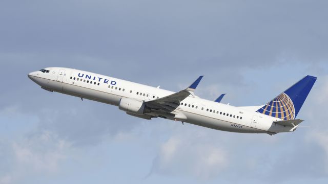 Boeing 737-900 (N57439) - Departing LAX on 25R