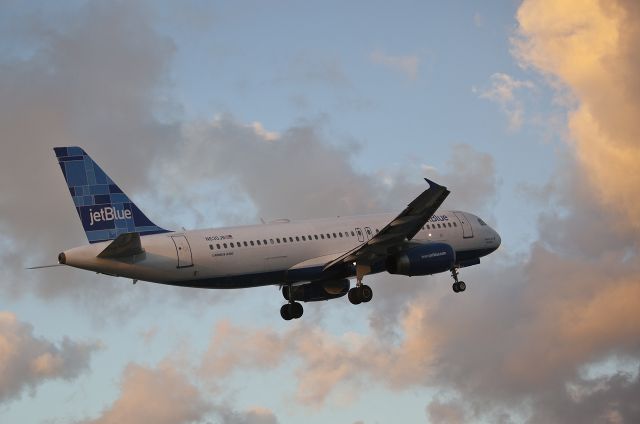 Airbus A320 (N630JB)