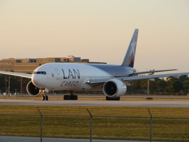 BOEING 777-200LR (N776LA)
