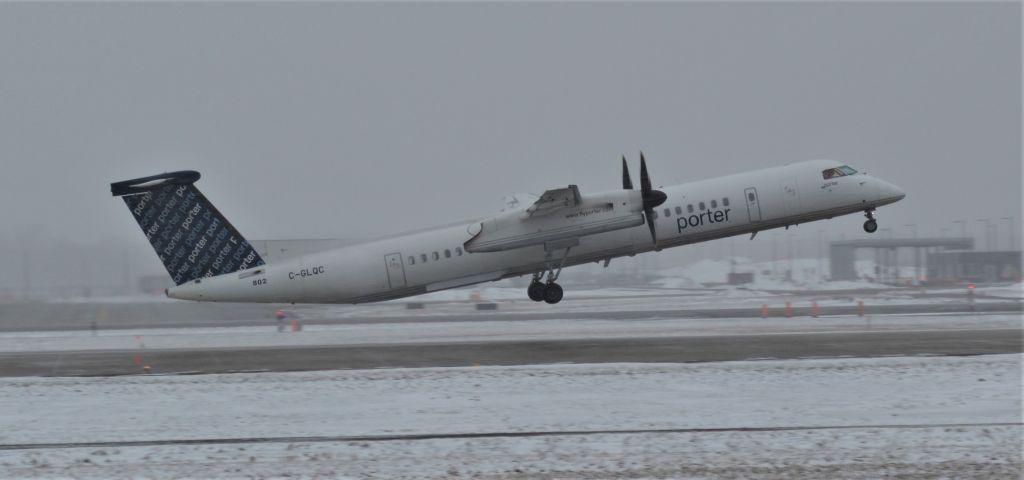 de Havilland Dash 8-400 (C-GLQC) - Taken during a snow storm in CYUL