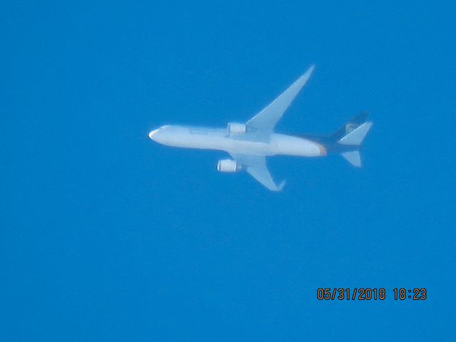 BOEING 767-300 (N329UP)